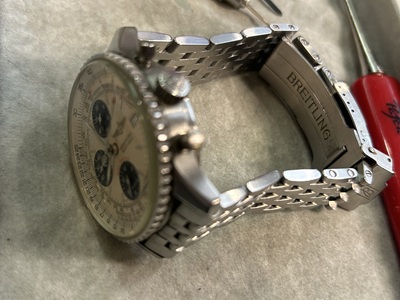 調整が完了し、バックル部分の「BREITLING」ロゴが見える状態のベルト