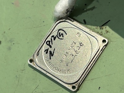 綿棒で裏蓋の縁を掃除している様子
