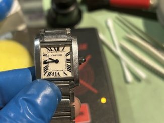 すべての調整を終え、時刻を合わせているカルティエの時計