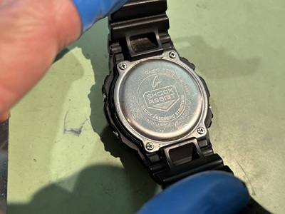 G-SHOCKの裏蓋、4箇所のネジ止め構造
