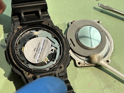 裏蓋を開け、電池を取り出したG-SHOCKの内側