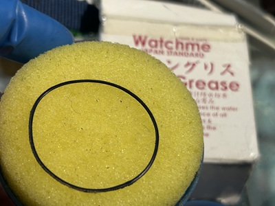 シリコングリースを含ませたスポンジ上のパッキン