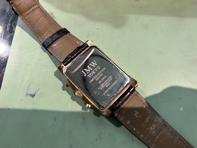 JMW TOKYO腕時計の裏蓋。中央に「LIMITED EDITION」や型番が刻印されている。