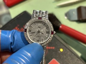 パルスチェッカーの上に時計を置き、電気的な動作計測を行っている最終チェックの様子。