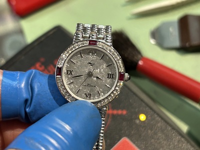 パルスチェッカーの上に時計を置き、電気的な動作計測を行っている最終チェックの様子。