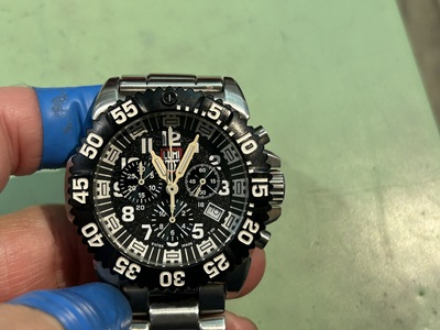 ブラックのベゼルとケースが特徴的な、ルミノックス（LUMINOX）のクォーツ式ミリタリー腕時計の正面。