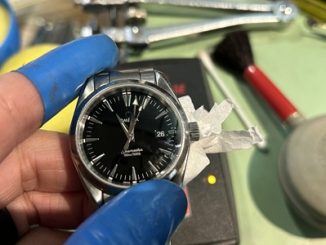 パルスチェッカーの上で動作確認を行い、時刻を合わせてお渡し準備が整ったオメガ・シーマスター。