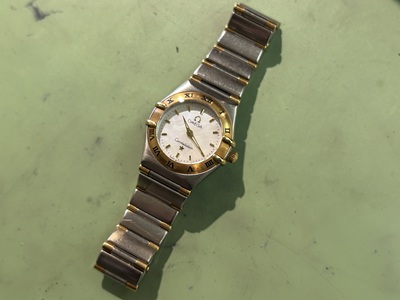 店頭でお預かりした、上品で気品あふれるレディース仕様のオメガ（OMEGA）腕時計の全体写真。