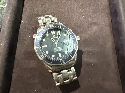 電池交換のために店頭でお預かりした、金属製ブレスレット仕様のオメガ(OMEGA)腕時計の全体写真。