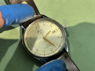 カレンダーが真っ直ぐ表示された文字盤のアップ