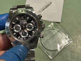 新しい風防ガラスへの交換が完了したクリアな輝きを持つ腕時計