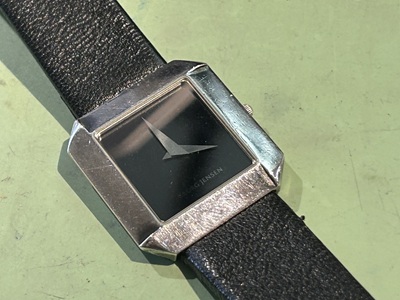 お持ち込みいただいたGEORG JENSEN(ジョージ ジェンセン)の黒い文字盤とシルバー製スクエアケース、黒革ベルトが美しい腕時計の全体写真