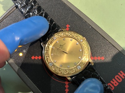 電池交換と清掃が完了し正確な時刻合わせを行うボーム&メルシエの腕時計