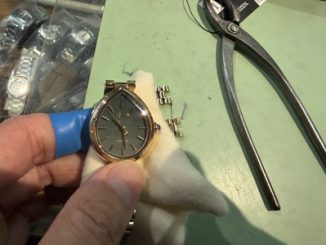 6コマ取り外したシチズンの腕時計を着用し手首を回してサイズ感を確認しているフィッティングの様子