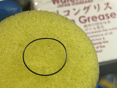 防水パッキンにシリコングリースを塗布して防水処理を施す様子