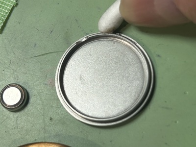 パッキンを外したNordgreenの裏蓋を綿棒でクリーニングする様子