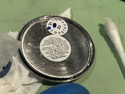 グリースを塗布した防水パッキンを元のクリーンな裏蓋の溝に戻す作業
