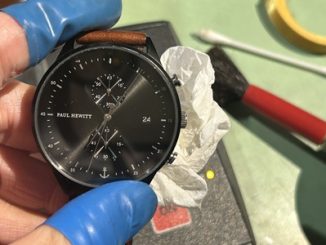 パルスチェッカーの上に時計を置きルーペで動作確認と現時刻を合わせる最終段階
