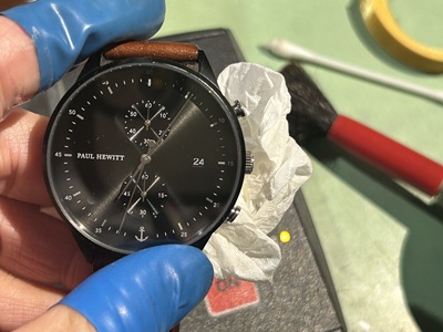 パルスチェッカーの上に時計を置きルーペで動作確認と現時刻を合わせる最終段階