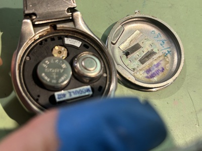 開封されたパルサーP4の内部、2個の大きな電池が並ぶデジタル回路ムーブメント