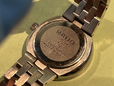 RADO DIASTARの文字や型番が刻印されたステンレス製の腕時計の裏蓋