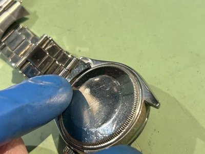 メンテナンス作業をスムーズに行うために片方のベルトを取り外した状態