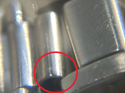 ベルト根元のコマが破損し、結合部分が大きく隙間を空けてグラグラになっているチューダーの腕時計