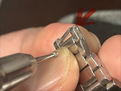 丸型のダイヤバーを使用し、チューダーのコマサイドに正確なドリル穴あけのポイント(印)を付けている作業風景