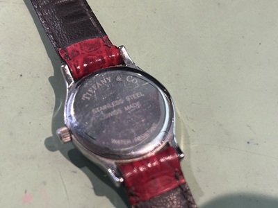 ティファニーの腕時計の裏蓋。中央に「TIFFANY & CO. STAINLESS STEEL SWISS MADE」と刻印されているケースの裏側