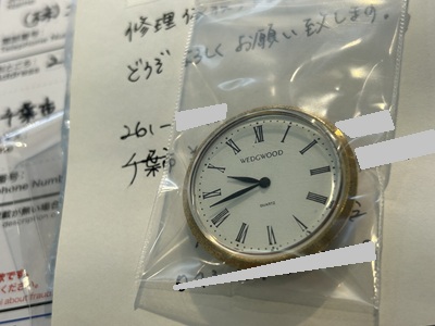 千葉県のお客様から届いた丁寧なお手紙とともに、ビニール袋に保護されてエファーナに到着したウェッジウッドの丸型置時計の文字盤パーツ