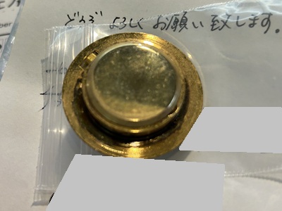 到着したウェッジウッドの時計ユニットの裏側。金属製のケースフチにわずかな経年変化や汚れが見られる状態