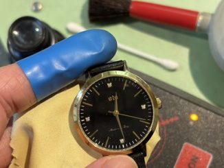 パルスチェッカー（測定器）の上にeteの腕時計を乗せ、黄色いランプが点灯している様子
