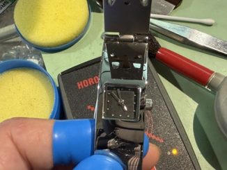 パルス測定器の上で動作確認を終え、リューズを回して正確な時刻に合わせている完成間近のFICCE腕時計