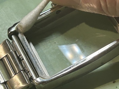 ケース内側の段差やフチの細かい溝を綿棒で掃除する様子