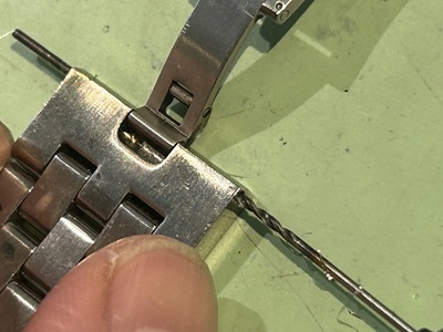 サビで固着したピンを極細ドリルで削り落として切り込んでいく作業