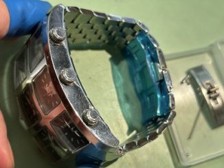 ブレスレットと時計本体が連結されたICE LINKの全体像