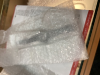 プチプチの緩衝材に包まれて届いた修理依頼のOXYGEN腕時計
