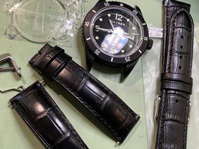 OXYGEN本体と新旧の黒型押しレザーベルト、元の尾錠