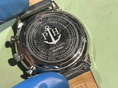 PAUL HEWITTの裏蓋。中央にブランドのアイコンであるPHとアンカーマークが刻印されている