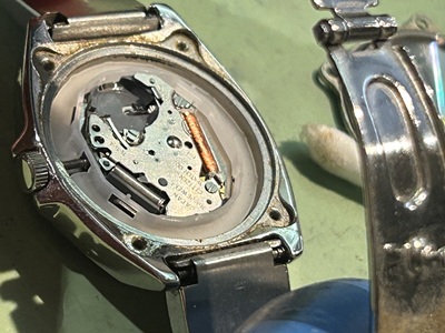 綿棒を使ってケース縁や内部の汚れを丁寧に清掃する作業