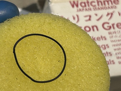 シリコングリース塗布用の黄色いスポンジに乗せられたゴムパッキン