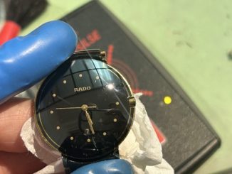 パルスチェッカーの上で正常可動を確認し、時刻合わせを行ったオメガの腕時計