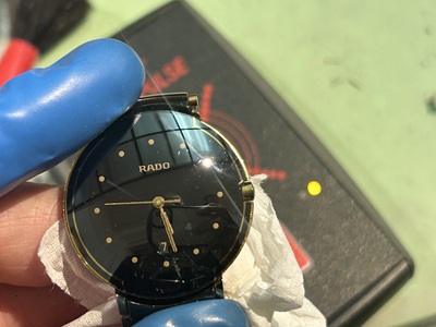 パルスチェッカーの上で正常可動を確認し、時刻合わせを行ったオメガの腕時計