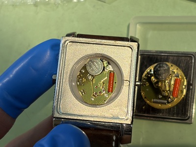 分解されて2つの金色のクォーツムーブメントが露出したROTARYの内部