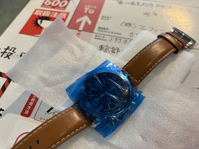 配送で到着した保護フィルム付きのSEIKOプロスペックスソーラー腕時計と配送伝票