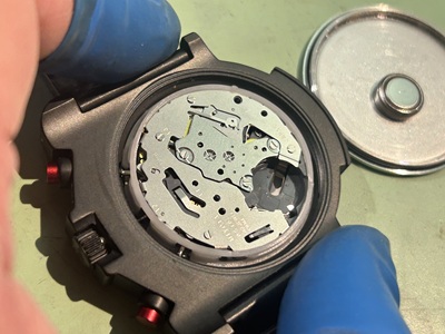 裏蓋を開けて使い切った電池を取り除き、露出させたムーブメント内部