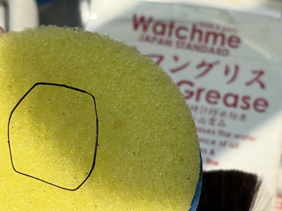 黄色いグリース塗布用スポンジの上に置かれた裏蓋用ゴムパッキン