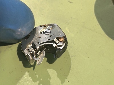 損傷したクォーツムーブメント単体