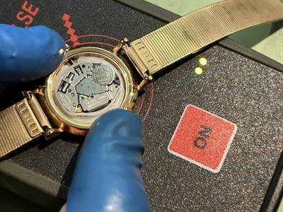 パルス計でDW腕時計の通電・動作を確認