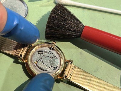 ブロワー brush でケース内部の微細な塵を吹き飛ばす様子